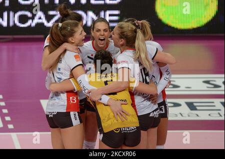 Bosca San Bernardo Cuneo feiert während des Volleyball Serie A1 Frauenmatches zwischen Bosca S.Bernardo Cuneo und Volley Bergamo 1991 am 12. Dezember 2021 in der Pala Ubi Banca in Cuneo, Italien (Foto von Alberto Gandolfo/NurPhoto) Stockfoto