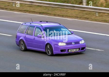 2005 VW VOLKSWAGEN GOLF TDI SE PD 130 purple Kombi; unterwegs auf der Autobahn M6 UK Stockfoto