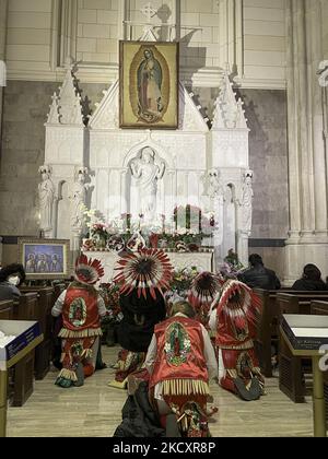 Eine Gruppe von Mexikanern aus New Jersey besuchte am 12. Dezember 2021 die Jungfrau von Guadalupe in der St. Patrick's Cathedral in New York City. Gemeindemitglieder waren zur Hand, um der Jungfrau von Guadalupe zu huldigen. (Foto von Deccio Serrano/NurPhoto) Stockfoto