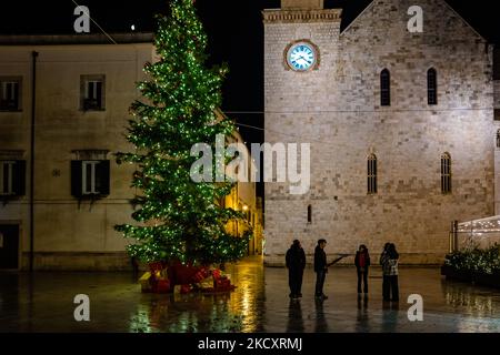 Weihnachtsbaum im historischen Zentrum von Conversano, 12. Dezember 2021. Die Stadt der Grafen, Conversano hat die Veranstaltung gewidmet Weihnachten seit dem 8. Dezember: Weihnachten in Conversano, ein Wunder. Die Veranstaltung für alle Jung und Alt, bei der Sie eine Weihnachtsluft mit Musik, Märkten, gutem Essen atmen können. Am meisten lockt der majestätische Weihnachtsbaum auf der Piazza Castello vor dem Schloss Conti Acquaviva D'Aragona (Foto: Davide Pischettola/NurPhoto) Stockfoto