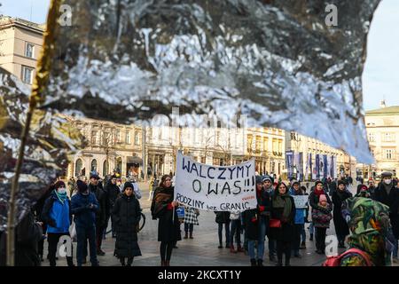 Menschen besuchen „wo ist Eileen?“ Protest auf dem Hauptplatz, um gegen die humanitäre Krise an der polnisch-weißrussischen Grenze zu demonstrieren. Krakau, Polen am 12. Dezember 2021. Ein vierjähriges irakisches Migrantenmädchen soll vor einigen Tagen in einem eisigen Wald vermisst worden sein, nachdem es von ihren Eltern getrennt worden war, nachdem Grenzposten die Familie zurück nach Belarus gedrängt hatten. (Foto von Beata Zawrzel/NurPhoto) Stockfoto
