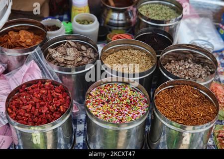 Eine Auswahl an Zutaten für Paan (ein beliebtes Betel-Blatt-Kauen oder Quid) in einem indischen paan-Laden in Kathmandu City, Nepal. Paan wird gekaut, um den Atem zu versüßen und ein wenig narkotisches Vergnügen zu haben. Normalerweise wird paan mit Kalkpaste und Areca-Mutter oder Betelnuss gekaut. (Foto von Creative Touch Imaging Ltd./NurPhoto) Stockfoto