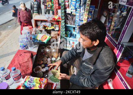 Paan-Verkäufer bereitet paan in seinem Laden an einer belebten Straße in Kathmandu City, Nepal, für einen Kunden zu. Paan wird gekaut, um den Atem zu versüßen und ein wenig narkotisches Vergnügen zu haben. Normalerweise wird paan mit Kalkpaste und Areca-Mutter oder Betelnuss gekaut. (Foto von Creative Touch Imaging Ltd./NurPhoto) Stockfoto