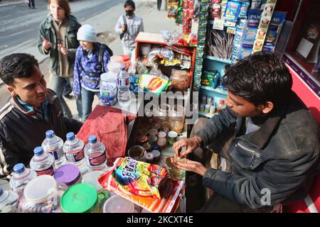 Paan-Verkäufer bereitet paan in seinem Laden an einer belebten Straße in Kathmandu City, Nepal, für einen Kunden zu. Paan wird gekaut, um den Atem zu versüßen und ein wenig narkotisches Vergnügen zu haben. Normalerweise wird paan mit Kalkpaste und Areca-Mutter oder Betelnuss gekaut. (Foto von Creative Touch Imaging Ltd./NurPhoto) Stockfoto