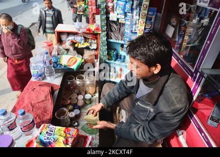 Paan-Verkäufer bereitet paan in seinem Laden an einer belebten Straße in Kathmandu City, Nepal, für einen Kunden zu. Paan wird gekaut, um den Atem zu versüßen und ein wenig narkotisches Vergnügen zu haben. Normalerweise wird paan mit Kalkpaste und Areca-Mutter oder Betelnuss gekaut. (Foto von Creative Touch Imaging Ltd./NurPhoto) Stockfoto