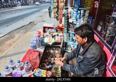 Paan-Verkäufer bereitet paan in seinem Laden an einer belebten Straße in Kathmandu City, Nepal, für einen Kunden zu. Paan wird gekaut, um den Atem zu versüßen und ein wenig narkotisches Vergnügen zu haben. Normalerweise wird paan mit Kalkpaste und Areca-Mutter oder Betelnuss gekaut. (Foto von Creative Touch Imaging Ltd./NurPhoto) Stockfoto