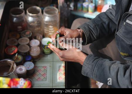 Paan-Verkäufer bereitet paan in seinem Laden an einer belebten Straße in Kathmandu City, Nepal, für einen Kunden zu. Paan wird gekaut, um den Atem zu versüßen und ein wenig narkotisches Vergnügen zu haben. Normalerweise wird paan mit Kalkpaste und Areca-Mutter oder Betelnuss gekaut. (Foto von Creative Touch Imaging Ltd./NurPhoto) Stockfoto