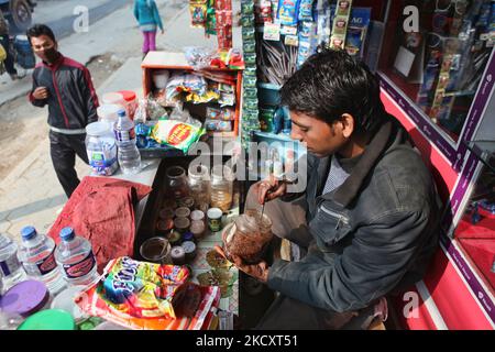 Paan-Verkäufer bereitet paan in seinem Laden an einer belebten Straße in Kathmandu City, Nepal, für einen Kunden zu. Paan wird gekaut, um den Atem zu versüßen und ein wenig narkotisches Vergnügen zu haben. Normalerweise wird paan mit Kalkpaste und Areca-Mutter oder Betelnuss gekaut. (Foto von Creative Touch Imaging Ltd./NurPhoto) Stockfoto