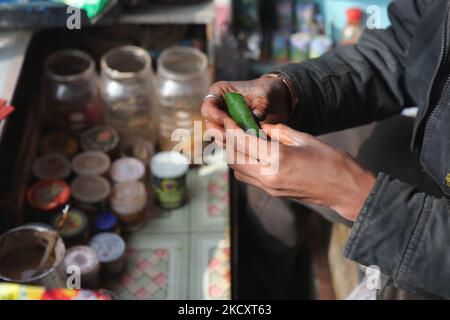 Paan-Verkäufer bereitet paan in seinem Laden an einer belebten Straße in Kathmandu City, Nepal, für einen Kunden zu. Paan wird gekaut, um den Atem zu versüßen und ein wenig narkotisches Vergnügen zu haben. Normalerweise wird paan mit Kalkpaste und Areca-Mutter oder Betelnuss gekaut. (Foto von Creative Touch Imaging Ltd./NurPhoto) Stockfoto