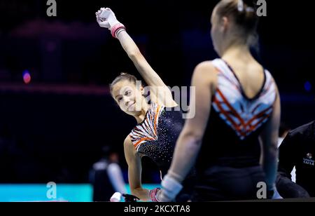 Liverpool, Großbritannien. 05.. November 2022. LIVERPOOL - Naomi Visser (l) und Sanna Veerman beim Training für das Damengerät-Finale bei den Weltmeisterschaften der Gymnastik in Liverpool. ANP IRIS VAN DEN BROEK Kredit: ANP/Alamy Live Nachrichten Stockfoto