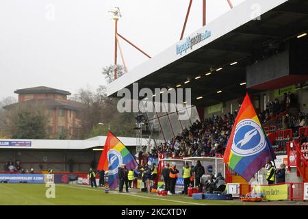 Banner zur Unterstützung der Kampagne „Rainbow Laces“ in Stonewall UK schmücken die Seitenlinie während der Barclays FA Woman Super League zwischen Brighton und Hove Albion und Manchester United am 12.. Dezember 2021 im People's Pension Stadium, Crawly (Foto by Action Foto Sport/NurPhoto) Stockfoto