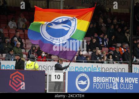 Das Pride-Banner fliegt zur Unterstützung der Kampagne „Stonewall UK, Rainbow Laces“ während der Barclays FA Woman Super League zwischen Brighton und Hove Albion und Manchester United am 12.. Dezember 2021 im People's Pension Stadium, Crawly (Foto by Action Foto Sport/NurPhoto) Stockfoto