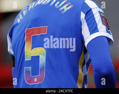 Brighton & Hove Albion Women mit bunten Kaderzahlen zur Unterstützung der Kampagne „Stonewall UK, Rainbow Laces“ während der Barclays FA Woman Super League zwischen Brighton und Hove Albion und Manchester United am 12.. Dezember 2021 im People's Pension Stadium, Crawly (Foto by Action Foto Sport/NurPhoto) Stockfoto