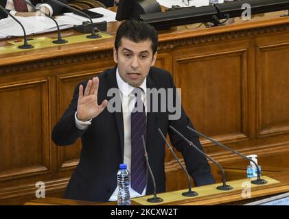 Bulgariens neuer Premierminister und Vorsitzender der Partei „Wir setzen den Wandel fort“ (PP) Kiril Petkov spiegte am 13. Dezember 2021 im bulgarischen Parlament in Sofia, Bulgarien. (Foto von Georgi Paleykov/NurPhoto) Stockfoto