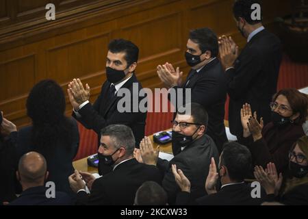 Bulgariens neuer Premierminister und Vorsitzender der Partei Wir setzen den Wandel fort (PP) Kiril Petkov feiert am 13. Dezember 2021 mit seinen Parteimitgliedern im bulgarischen Parlament in Sofia, Bulgarien. (Foto von Georgi Paleykov/NurPhoto) Stockfoto