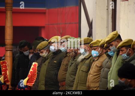 Polizisten, die ihren gefallenen Kameraden während der Kranzniederlegung in der District Police Lines in Srinagar, Kaschmir, am 14. Dezember 2021 Tribut zollen.drei indische Polizisten, darunter ein stellvertretender Unterinspektor, erlagen, die zusammen mit 12 anderen Polizisten verletzt wurden, nachdem mutmaßliche Militante das Fahrzeug, in dem sie unterwegs waren, angegriffen hatten. (Foto von Faisal Khan/NurPhoto) Stockfoto