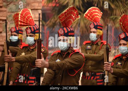 Polizisten, die ihren gefallenen Kameraden während der Kranzniederlegung in der District Police Lines in Srinagar, Kaschmir, am 14. Dezember 2021 Tribut zollen.drei indische Polizisten, darunter ein stellvertretender Unterinspektor, erlagen, die zusammen mit 12 anderen Polizisten verletzt wurden, nachdem mutmaßliche Militante das Fahrzeug, in dem sie unterwegs waren, angegriffen hatten. (Foto von Faisal Khan/NurPhoto) Stockfoto