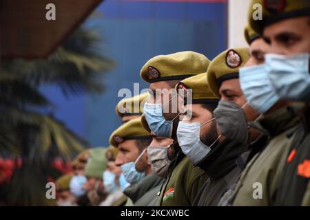 Polizisten, die ihren gefallenen Kameraden während der Kranzniederlegung in der District Police Lines in Srinagar, Kaschmir, am 14. Dezember 2021 Tribut zollen.drei indische Polizisten, darunter ein stellvertretender Unterinspektor, erlagen, die zusammen mit 12 anderen Polizisten verletzt wurden, nachdem mutmaßliche Militante das Fahrzeug, in dem sie unterwegs waren, angegriffen hatten. (Foto von Faisal Khan/NurPhoto) Stockfoto