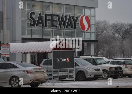 Safeway Supermarkt im Zentrum von Edmonton. Montag, 13. Dezember 2021, in Edmonton, Alberta, Kanada. (Foto von Artur Widak/NurPhoto) Stockfoto