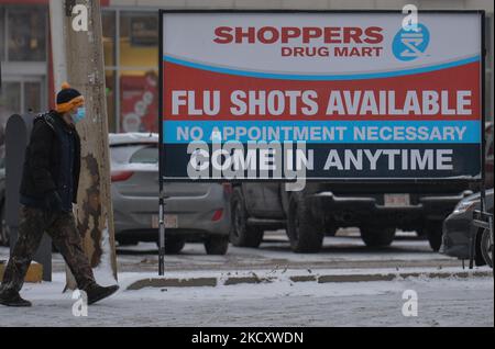 Schild „Grippe-Aufnahmen verfügbar“ vor dem Einkaufsmarkt im Stadtzentrum von Edmonton. Montag, 13. Dezember 2021, in Edmonton, Alberta, Kanada. (Foto von Artur Widak/NurPhoto) Stockfoto