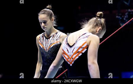 Liverpool, Großbritannien. 05.. November 2022. LIVERPOOL - Naomi Visser (l) und Sanna Veerman beim Training für das Damengerät-Finale bei den Weltmeisterschaften der Gymnastik in Liverpool. ANP IRIS VAN DEN BROEK Kredit: ANP/Alamy Live Nachrichten Stockfoto