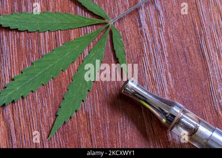 CBD-Verdampfer mit einem Cannabisblatt Stockfoto