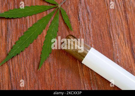 E-Zigarette mit CBD-Öl auf Holzhintergrund Stockfoto