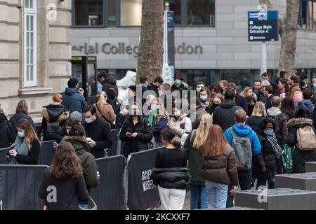 LONDON, VEREINIGTES KÖNIGREICH - 15. DEZEMBER 2021: Menschen stehen vor einem Covid-19-Impfzentrum im Science Museum Schlange, da die Einführung von Auffrischungsimpfstoffen auf alle Erwachsenen in England ausgeweitet wurde, als Reaktion auf den Anstieg der Omicron-Coronavirus-Fälle am 15. Dezember 2021 in London, England. Die Regierung plant, bis zum Neujahr allen Erwachsenen in England eine Auffrischungsimpfung in Höhe von durchschnittlich 1 Millionen Dosen pro Tag zu verabreichen, da die Anzahl der Omicron-Fälle rapide ansteigt und Krankenhäuser in den kommenden Wochen einen deutlichen Anstieg der Einweisungen erwarten. (Foto von Wiktor Szymanowicz/NurPhoto) Stockfoto