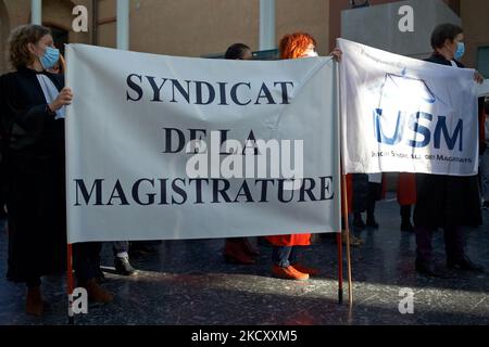 Zusammen sind die Banner der beiden Magistraten Gewerkschaften: Syndicat De La Magistlature (SM) und Union Syndicale des Magistrats (USM, Magistrate tarde Union). Alle Gewerkschaften der Justiz, von Gerichtsbeamten bis hin zu Richtern und Anwälten (SAF, USM, SM, Syndicat des Greffiers usw.), riefen zu einem Streik und einer Versammlung im Gerichtsgebäude von Toulouse wie anderswo in Frankreich auf, um hauptsächlich gegen den Mangel an Mitteln zu protestieren, um gute Arbeit zu leisten. Richter, Anwälte und Beamte klagen über einen Sinnverlust für ihre Arbeit, als sie fragen: „Wie gut könnte man Gerechtigkeit üben, wenn man mehr als 10 Stunden urteilt?“ Richter r Stockfoto