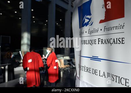 Magsitartes bereiten die Versammlung im Gerichtsgebäude von Toulouse vor. Alle Gewerkschaften der Justiz, von Gerichtsbeamten bis hin zu Richtern und Anwälten (SAF, USM, SM, Syndicat des Greffiers usw.), riefen zu einem Streik und einer Versammlung im Gerichtsgebäude von Toulouse wie anderswo in Frankreich auf, um hauptsächlich gegen den Mangel an Mitteln zu protestieren, um gute Arbeit zu leisten. Richter, Anwälte und Beamte klagen über einen Sinnverlust für ihre Arbeit, als sie fragen: „Wie gut könnte man Gerechtigkeit üben, wenn man mehr als 10 Stunden urteilt?“ Die Richter erkennen an, dass die Justiz zu langsam ist, aber gerade in Toulouse fehlen dem Justizsystem 19 Stockfoto