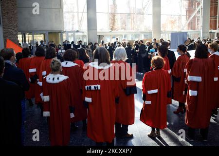 Anwälte und Richter (in rot) sprechen während der Versammlung einen Redner an. Alle Gewerkschaften der Justiz, von Gerichtsbeamten bis hin zu Richtern und Anwälten (SAF, USM, SM, Syndicat des Greffiers usw.), riefen zu einem Streik und einer Versammlung im Gerichtsgebäude von Toulouse wie anderswo in Frankreich auf, um hauptsächlich gegen den Mangel an Mitteln zu protestieren, um gute Arbeit zu leisten. Richter, Anwälte und Beamte klagen über einen Sinnverlust für ihre Arbeit, als sie fragen: „Wie gut könnte man Gerechtigkeit üben, wenn man mehr als 10 Stunden urteilt?“ Die Richter erkennen an, dass die Justiz zu langsam ist, aber nur in Toulouse das Justizsystem lac Stockfoto