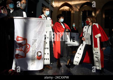 Ein Richter hält eine Flagge ihrer Gewerkschaft, des Syndicat de la Magistrature (d. h. SM, Magistracy Trade Union). Alle Gewerkschaften der Justiz, von Gerichtsbeamten bis hin zu Richtern und Anwälten (SAF, USM, SM, Syndicat des Greffiers usw.), riefen zu einem Streik und einer Versammlung im Gerichtsgebäude von Toulouse wie anderswo in Frankreich auf, um hauptsächlich gegen den Mangel an Mitteln zu protestieren, um gute Arbeit zu leisten. Richter, Anwälte und Beamte klagen über einen Sinnverlust für ihre Arbeit, als sie fragen: „Wie gut könnte man Gerechtigkeit üben, wenn man mehr als 10 Stunden urteilt?“ Die Richter erkennen an, dass die Justiz zu langsam ist, aber nur in der Lage Stockfoto