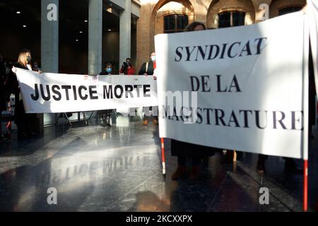 Auf einem Transparent steht „Dead Justice“ neben einem anderen Banner der Gewerkschaft SM 5syndicat de la Magistrature ie Magistracy). Alle Gewerkschaften der Justiz, von Gerichtsbeamten bis hin zu Richtern und Anwälten (SAF, USM, SM, Syndicat des Greffiers usw.), riefen zu einem Streik und einer Versammlung im Gerichtsgebäude von Toulouse wie anderswo in Frankreich auf, um hauptsächlich gegen den Mangel an Mitteln zu protestieren, um gute Arbeit zu leisten. Richter, Anwälte und Beamte klagen über einen Sinnverlust für ihre Arbeit, als sie fragen: „Wie gut könnte man Gerechtigkeit üben, wenn man mehr als 10 Stunden urteilt?“ Die Richter erkennen an, dass die Justiz zu langsam ist, aber Stockfoto