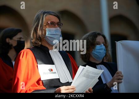 Ein Richter der SM (Magistracy Trade Union) hört während der Versammlung zu. Alle Gewerkschaften der Justiz, von Gerichtsbeamten bis hin zu Richtern und Anwälten (SAF, USM, SM, Syndicat des Greffiers usw.), riefen zu einem Streik und einer Versammlung im Gerichtsgebäude von Toulouse wie anderswo in Frankreich auf, um hauptsächlich gegen den Mangel an Mitteln zu protestieren, um gute Arbeit zu leisten. Richter, Anwälte und Beamte klagen über einen Sinnverlust für ihre Arbeit, als sie fragen: „Wie gut könnte man Gerechtigkeit üben, wenn man mehr als 10 Stunden urteilt?“ Die Richter erkennen an, dass die Justiz zu langsam ist, aber gerade in Toulouse das Justizsystem Stockfoto