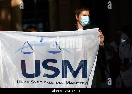 Ein Richter der USM (Magistares Trade Union) hält eine Flagge ihrer Gewerkschaft. Alle Gewerkschaften der Justiz, von Gerichtsbeamten bis hin zu Richtern und Anwälten (SAF, USM, SM, Syndicat des Greffiers usw.), riefen zu einem Streik und einer Versammlung im Gerichtsgebäude von Toulouse wie anderswo in Frankreich auf, um hauptsächlich gegen den Mangel an Mitteln zu protestieren, um gute Arbeit zu leisten. Richter, Anwälte und Beamte klagen über einen Sinnverlust für ihre Arbeit, als sie fragen: „Wie gut könnte man Gerechtigkeit üben, wenn man mehr als 10 Stunden urteilt?“ Die Richter erkennen an, dass die Justiz zu langsam ist, aber nur in Toulouse ist die Justiz zu spät Stockfoto