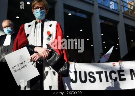 Ein Richter hält ein Blatt mit der Aufschrift „#Sickjustice“ neben einem Transparent mit der Aufschrift „Justice“. . Alle Gewerkschaften der Justiz, von Gerichtsbeamten bis hin zu Richtern und Anwälten (SAF, USM, SM, Syndicat des Greffiers usw.), riefen zu einem Streik und einer Versammlung im Gerichtsgebäude von Toulouse wie anderswo in Frankreich auf, um hauptsächlich gegen den Mangel an Mitteln zu protestieren, um gute Arbeit zu leisten. Richter, Anwälte und Beamte klagen über einen Sinnverlust für ihre Arbeit, als sie fragen: „Wie gut könnte man Gerechtigkeit üben, wenn man mehr als 10 Stunden urteilt?“ Die Richter erkennen an, dass die Justiz zu langsam ist, aber nur in Toulouse die Justiz Stockfoto