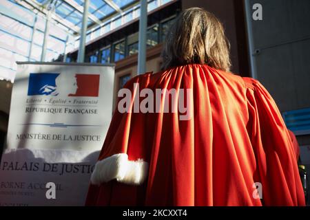 Ein Richter steht neben einem Schild mit der Aufschrift „Französische Republik, Justizministerium“. Alle Gewerkschaften der Justiz, von Gerichtsbeamten bis hin zu Richtern und Anwälten (SAF, USM, SM, Syndicat des Greffiers usw.), riefen zu einem Streik und einer Versammlung im Gerichtsgebäude von Toulouse wie anderswo in Frankreich auf, um hauptsächlich gegen den Mangel an Mitteln zu protestieren, um gute Arbeit zu leisten. Richter, Anwälte und Beamte klagen über einen Sinnverlust für ihre Arbeit, als sie fragen: „Wie gut könnte man Gerechtigkeit üben, wenn man mehr als 10 Stunden urteilt?“ Die Richter erkennen an, dass die Justiz zu langsam ist, aber gerade in Toulouse das Justizsystem Stockfoto