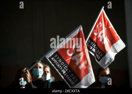 Ein Anwalt hält eine Flagge der Gewerkschaft French Lawyers (SAF). Alle Gewerkschaften der Justiz, von Gerichtsbeamten bis hin zu Richtern und Anwälten (SAF, USM, SM, Syndicat des Greffiers usw.), riefen zu einem Streik und einer Versammlung im Gerichtsgebäude von Toulouse wie anderswo in Frankreich auf, um hauptsächlich gegen den Mangel an Mitteln zu protestieren, um gute Arbeit zu leisten. Richter, Anwälte und Beamte klagen über einen Sinnverlust für ihre Arbeit, als sie fragen: „Wie gut könnte man Gerechtigkeit üben, wenn man mehr als 10 Stunden urteilt?“ Die Richter erkennen an, dass die Justiz zu langsam ist, aber gerade in Toulouse fehlen dem Justizsystem 19 Gerichte Stockfoto