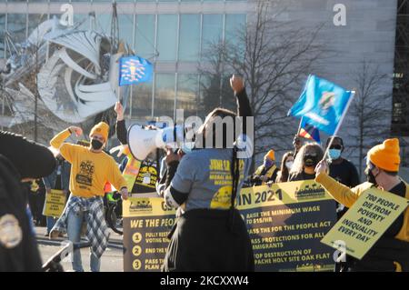 Demonstranten singen und unterschreiben, während sie die Kreuzung von Constitution Ave und First Street halten, um den Senat zu fordern, den Build Back Better Act und den Wählerschutz zu verabschieden, Die Polizei des Kapitols hat eine Gruppe von 71 Demonstranten umzingelt, um sie wegen „Verkehrsbehinderung“ während einer Kundgebung und eines marsches vor dem US-Kapitol in Washington D.C. am 13. Dezember 2021 zu verhaften. (Foto von Cory Clark/NurPhoto) Stockfoto