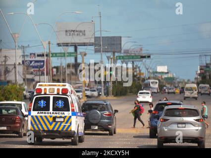 Ein Krankenwagen in Cancun gesehen. Am Mittwoch, den 08. Dezember 2021, in Cancun International Airport, Cancun, Quintana Roo, Mexiko. (Foto von Artur Widak/NurPhoto) Stockfoto