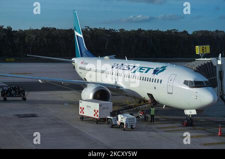 WestJet Airlines Flugzeug gesehen am Cancun International Airport. Am Mittwoch, den 08. Dezember 2021, in Cancun International Airport, Cancun, Quintana Roo, Mexiko. (Foto von Artur Widak/NurPhoto) Stockfoto