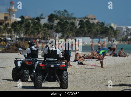 Mitglieder der Nationalgarde (Guardia Nacional de México) patrouillieren am Strand von Playa Del Carmen (Filebild vom 27. Oktober 2021). Laut Sicherheitsberichten offenbaren drei jüngste militärische Angriffe auf Mexikos Top-Touristenstrände einen neuen Krieg um das Territorium, an dem mexikanische Banden, Russen und lokale Politiker beteiligt waren. Am Mittwoch, 08. Dezember 2021, in Cancun, Quintana Roo, Mexiko. (Foto von Artur Widak/NurPhoto) Stockfoto