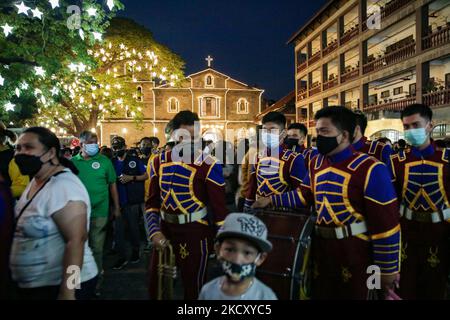 Philippinische Katholiken nehmen am 16. Dezember 2021 an der ersten Misa de Gallo Teil, der ersten Morgenmesse im historischen Diözesanschrein und der Pfarrei St. Joseph in Las Piñas City, Metro Manila. Eifrige Anhänger besuchen die Morgenmesse für neun aufeinander folgende Tage, die bis zum Weihnachtstag führen, als Teil einer jahrzehntelangen Tradition. (Foto von George Calvelo/NurPhoto) Stockfoto