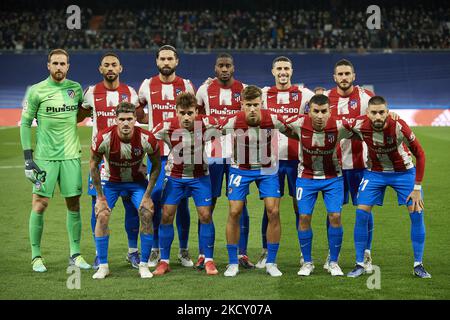 Atletico-Line-up (L-R) Jan Oblak, Matheus Cunha, Filian Monteiro, Geoffrey Kondogbia, Mario Hermoso, Koke Resurreccion, Rodrigo de Paul, Antoine Griezmann, Marcos Llorente, Angel Correa, Yannick Carrasco während des La Liga Santander Spiels zwischen Real Madrid CF und Club Atletico de Madrid im Estadio Santiago Bernabeu am 12. Dezember 2021 in Madrid, Spanien. (Foto von Jose Breton/Pics Action/NurPhoto) Stockfoto