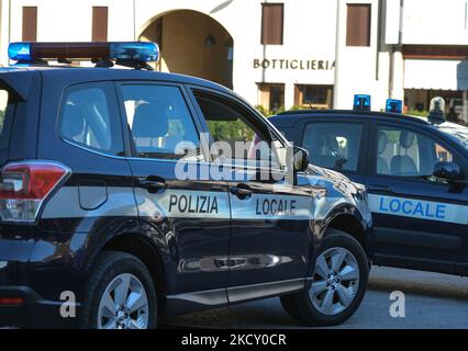 Mitglieder der Carabinieri, der nationalen Gendarmerie Italiens, patrouillieren während der Hundertjahrfeier des unbekannten Soldaten in Bassano del Grappa. Am Sonntag, den 17. Oktober 2021, in Bassano del Grappa, Venetien, Italien. (Foto von Artur Widak/NurPhoto) Stockfoto