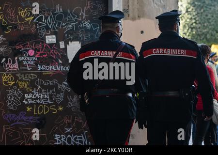 Mitglieder der Carabinieri, der nationalen Gendarmerie Italiens, patrouillieren während der Hundertjahrfeier des unbekannten Soldaten in Bassano del Grappa. Am Sonntag, den 17. Oktober 2021, in Bassano del Grappa, Venetien, Italien. (Foto von Artur Widak/NurPhoto) Stockfoto