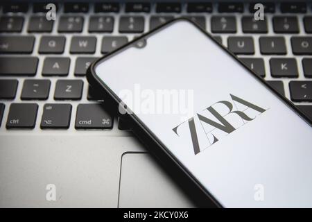 In dieser Fototafel ist ein Zara-Logo zu sehen, das am 16. Dezember 2021 in Athen, Griechenland, auf einem Smartphone-Bildschirm mit einem Computerschlüsselwort im Hintergrund angezeigt wird. (Foto von Nikolas Kokovlis/NurPhoto) Stockfoto