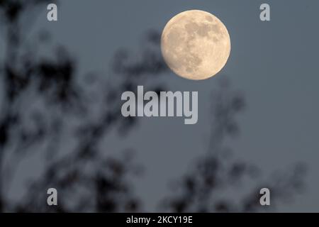 Der Himmel bereitet sich auf den Vollmond am 19. Dezember vor, den Vollmond der Kälte. Der aufsteigende Gibbous über dem Himmel von Rieti, am 17. Dezember 2021. (Foto von Riccardo Fabi/NurPhoto) Stockfoto
