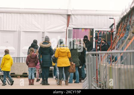 Vor einem Impfzentrum in Duisburg warten Menschen Schlange, bevor am 17. Dezember 2021 in Duisburg die Kinderimpfung beginnt (Foto: Ying Tang/NurPhoto) Stockfoto