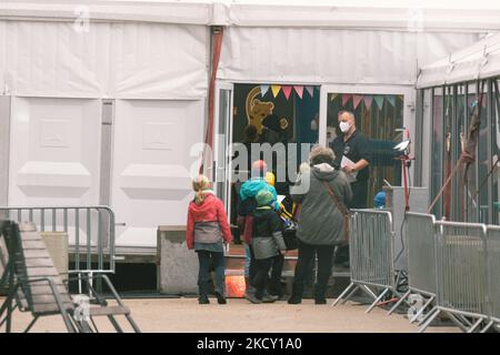 Beim Start der Kinderimpfung in Duisburg am 17. Dezember 2021 in Duisburg, Deutschland, warten Menschen in der Schlange vor einem Impfzentrum in Duisburg (Foto: Ying Tang/NurPhoto) Stockfoto